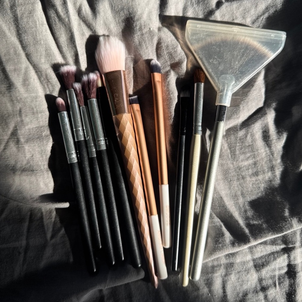 11 make up brushes